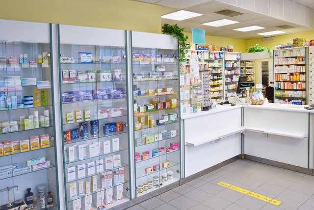 Comptoirs et présentoirs merchandising pharmacie 