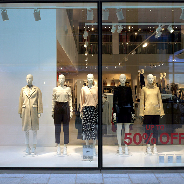 Merchandising-vitrine-3 Merchandising vitrine : 7 conseils pour le rendre attractif Merchandising vitrine 3 1